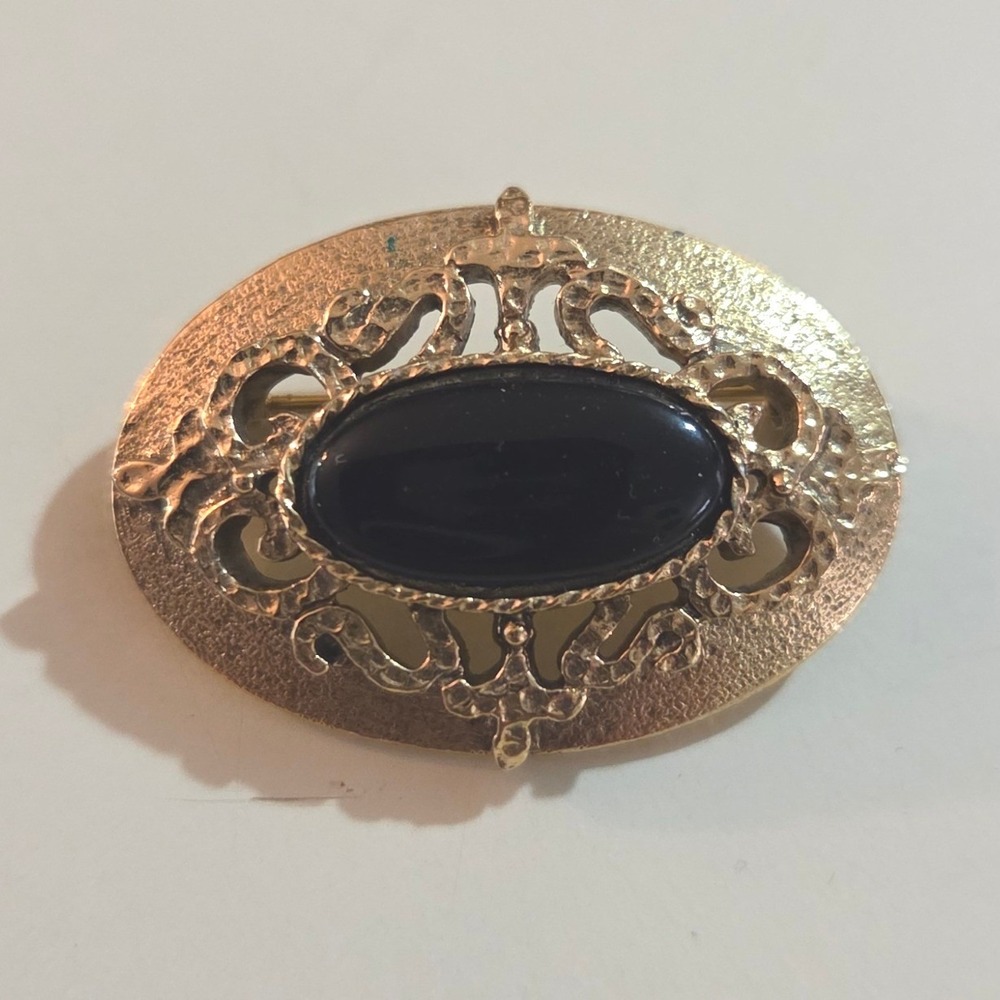 Vintage Unsigned 1928 Gold Tone Black Stone Oval Statement Filigree‎ Brooch Pin